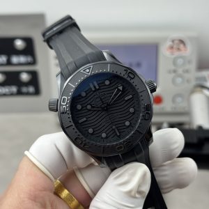 Alternative view of OR-Omega Seamaster/8806 integrated movement with fish scale pattern/55-hour power reserve/ceramic case.